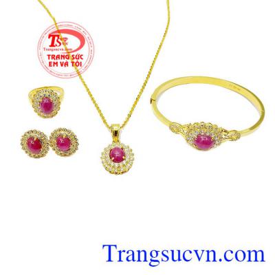 Bộ trang sức ruby nữ hoàng là sự kết hợp của mặt dây, dây chuyền, hoa tai, nhẫn và vòng tay.