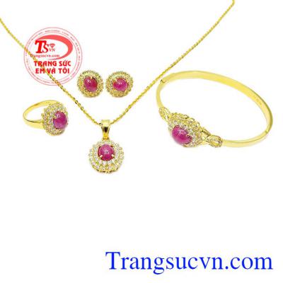 Bộ trang sức với đầy đủ phụ kiện giúp cho phái đẹp luôn tỏa sáng và quyến rũ. Ruby thiên nhiên vừa hợp phong thủy, vừa mang lại sự bình an và thịnh vượng. Bộ trang sức ruby nữ hoàng