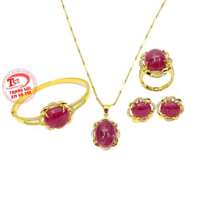 Ruby thiên nhiên hợp mệnh hỏa và mệnh thổ. Bộ trang sức ruby rực rỡ