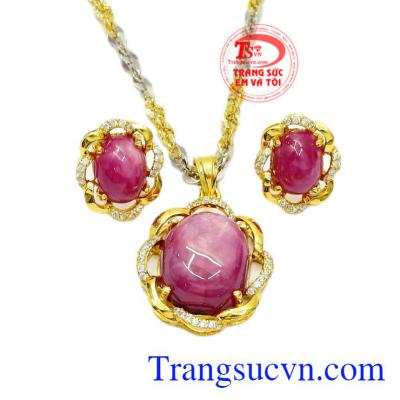 Bộ trang sức Ruby sao tinh tế là sự kết hợp hoàn hảo giữa bộ dây chuyền Ruby và hoa tai Ruby đem lại vẻ quý phái, thanh lịch cho các chị em.