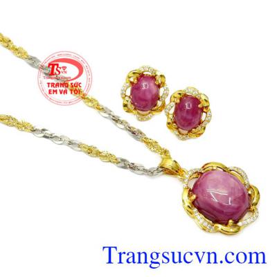 Bộ sản phẩm thích hợp để đeo trong các buổi dạ tiệc, viên Ruby sao sẽ khiến cho ánh nhìn của mọi người luôn hướng về bạn. Bộ trang sức Ruby sao tinh tế