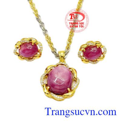 Chính vì vậy, đây là viên đá mà nhiều người mong muốn có được không chỉ bởi giá trị cao mà nó còn mang đến cơ may, tài vận cho người đeo. Bộ trang sức Ruby sao tinh tế