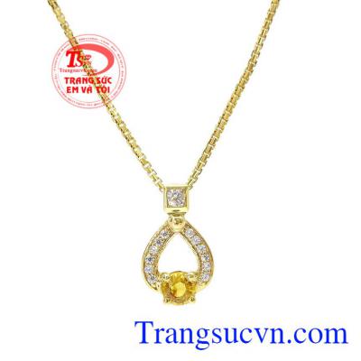 Saphir vàng thiên nhiên là biểu tượng của sự giàu có và thịnh vượng. Bộ trang sức saphir vàng độc đáo