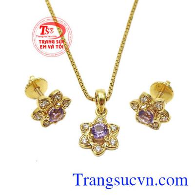 Bộ trang sức thạch anh tím may mắn mang đến cho người dùng một thiết kế tươi mới trang đầy sức sống. 