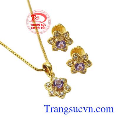 Bộ sản phẩm kết hợp hài hòa giữa vàng tây, đá thiên nhiên cùng những viên đá nhân tạo lấp lánh càng tô điểm thêm cho bộ nữ trang. Bộ trang sức thạch anh tím may mắn