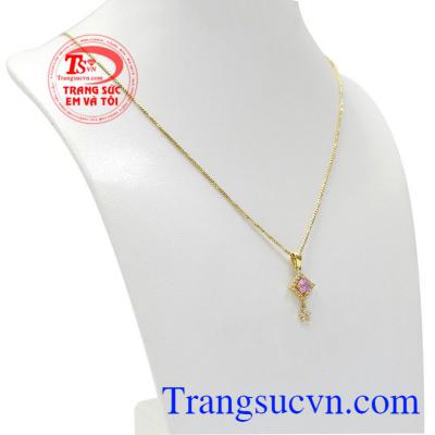 Bộ trang sức saphir cách điệu là kết hợp hài hòa giữa vàng tây và đá quý thiên nhiên saphir. 