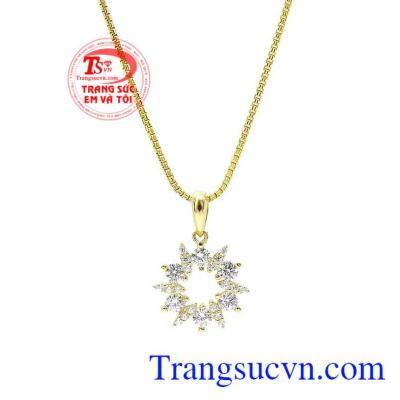 Sản phẩm thích hợp với nhiều kiểu trang phục giúp bạn gái càng thêm cuốn hút. Bộ trang sức vàng tây lấp lánh
