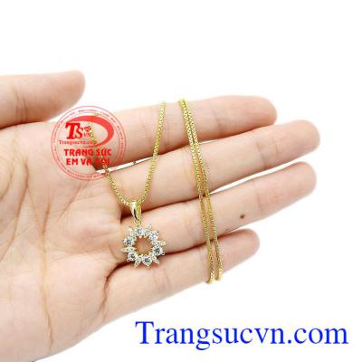 Bộ trang sức được chế tác làm tôn lên nét nữ tính của phái đẹp. Bộ trang sức vàng tây lấp lánh