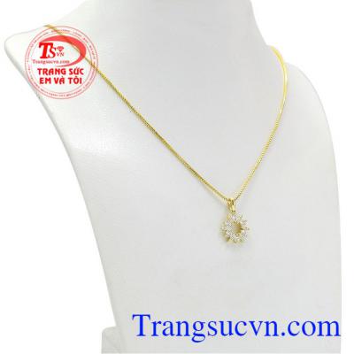 Bộ trang sức vàng tây lấp lánh mang phong cách tinh tế và đầy nữ tính.