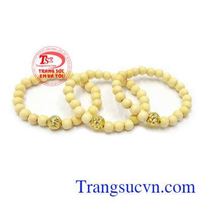 Vì vậy Chuỗi tay dâu charm vàng bé xinh là món quà ý nghĩa cho bé yêu vào các dịp như đầy tháng, đầy năm.