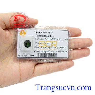 Viên Sapphire được nhiều khách hàng ưa chuộng bởi vẻ sắc xảo, bóng bẩy của viên đá. Đá Sapphire ép vỉ tinh tế