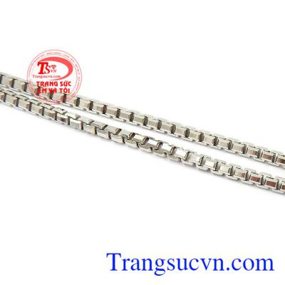 Dây chuyền bạc phù hợp phong cách thời trang và lứa tuổi, tạo nên xu hướng thời trang cho quý ông hiện đại