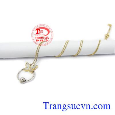 Dây chuyền vàng 10k kết hợp dễ dàng với nhiều loại trang phục và phong cách thời trang khác nhau