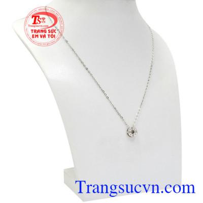 Với thiết kế nhẹ nhàng, tinh tế là món quà vô cùng ý nghĩa để dành tặng người yêu thương. Dây chuyền liền mặt nhỏ xinh