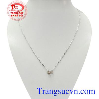 Dây chuyền liền mặt phong cách kết hợp đầy tinh tế giữa dây chuyền vàng trắng mảnh mai và mặt dây hình trái tim đính đá xinh xắn