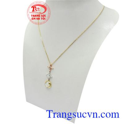 Dây chuyền liền mặt sang trọng được chế tác từ vàng màu, vàng trắng và vàng màu tạo nên nét riêng cho sản phẩm