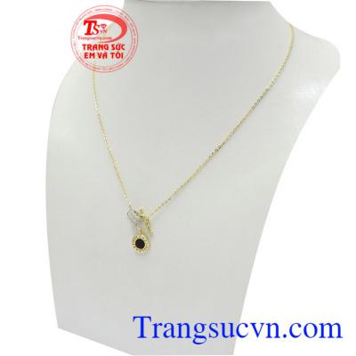 Dây chuyền nữ vàng thanh tú rất được phái đẹp ưa chuộng, mang lại nét riêng biệt trong phong cách thời trang