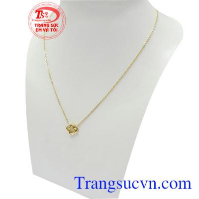 Dây chuyền vàng tây thu hút là sản phẩm bán chạy hiện nay, tạo nên xu hướng thời trang mới, dễ dàng kết hợp với nhiều kiểu dáng trang phục khác nhau.