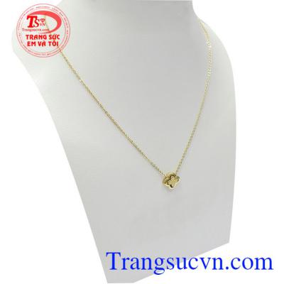 Sản phẩm nhập khẩu nguyên chiếc từ Hàn Quốc bằng vàng 10k còn mang lại sự tinh tế, nhẹ nhàng và thời trang cho phái đẹp
