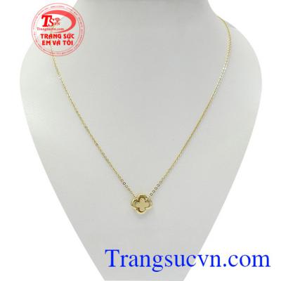 Dây chuyền vàng tây thu hút thiết kế mặt dây hình sao 4 cánh là biểu tượng mang lại sự may mắn và bình an cho người đeo