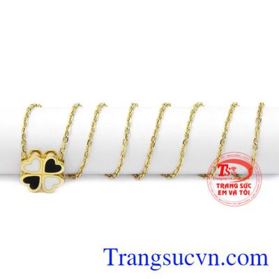 Sản phẩm có thể kết hợp với hoa tai cỏ bốn lá sẽ khiến các nàng nổi bật và năng động hơn đó. Dây liền mặt cỏ may mắn