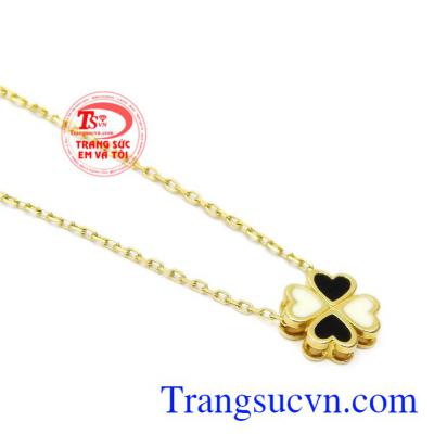 Cỏ bốn lá là loài cỏ nổi tiếng về điềm may, người ta cho rằng nếu có thể tìm được loại cỏ này người đó sẽ gặp may. Dây liền mặt cỏ may mắn