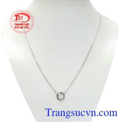 Dây liền mặt vàng trắng xinh xắn được chế tác kiểu cách mới lạ, đẹp mắt, dễ kết hợp với nhiều trang phục.