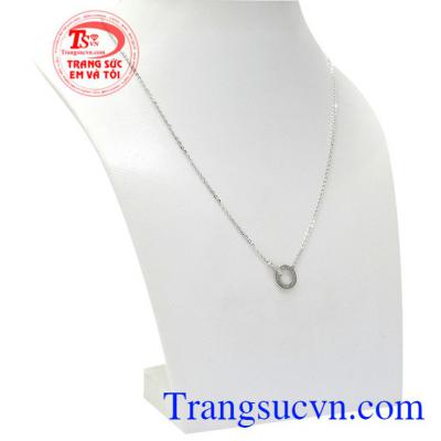 Thiết kế vô cùng bắt mắt mang lại sự trẻ trung, trong trẻo cho phái đẹp. Dây liền mặt vàng trắng xinh xắn