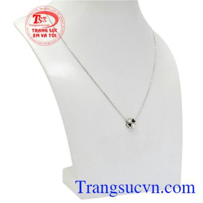 Với thiết kế tinh tế, nữ tính sản phẩm sẽ khiến phái nữ mong chờ và yêu thích. Dây liền vàng trắng cỏ bốn lá