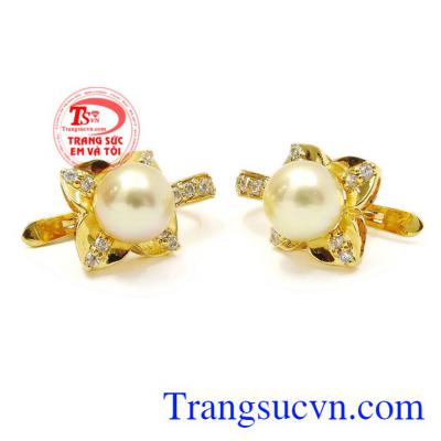 Không chỉ vậy, ngọc trai còn mang lại niềm vui, hạnh phúc, thành công cho người sủ dụng. Hoa tai ngọc trai thanh thoát