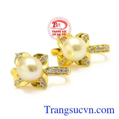 Mọi người thường thấy, ngọc trai là viên ngọc được gắn trên các món đồ trang sức đắt tiền mang lại vẻ cao sang, quyền quý cho người đeo. Hoa tai ngọc trai thanh thoát