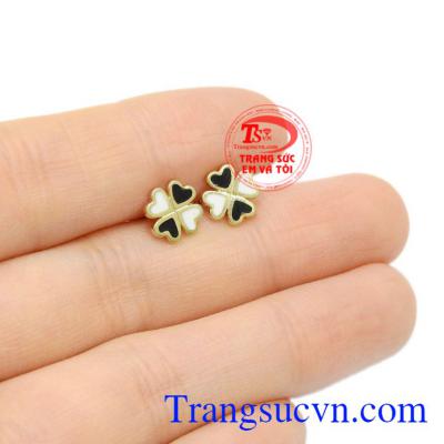 Người ta tin rằng, người nào sở hữu chiếc cỏ bốn lá sẽ mang lại điềm lành, may mắn. Hoa tai nữ cỏ bốn lá may mắn