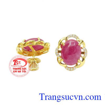 Chế tác vàng tây 14k cùng đá ruby thiên nhiên mang đến một sản phẩm bền đẹp và hợp mệnh. Hoa tai nữ ruby rực rỡ