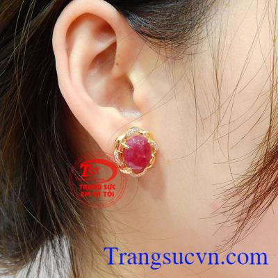 Một món đồ trang sức nhưng lại mang rất nhiều ý nghĩa đối với người dùng. Hoa tai nữ ruby rực rỡ