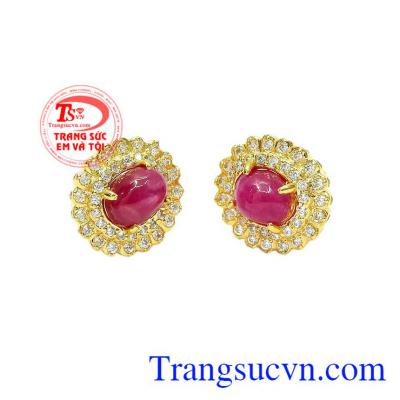 Sự kết hợp hài hòa giữa ruby thiên nhiên đẳng cấp, đá cz lấp lánh cùng vàng tây 14k bền đẹp đã mang đến một sản phẩm hoàn hảo. Hoa tai ruby nữ hoàng