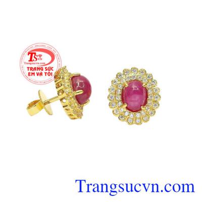 Hoa tai ruby nữ hoàng nổi bật nhờ vào thiết kế vô cùng ấn tượng.