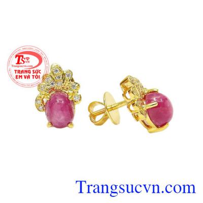 Hoa tai ruby sao lấp lánh mang phong cách trẻ trung nhưng không thiếu phần quyến rũ.