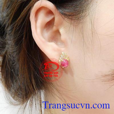 Nhưng điểm khác biệt lớn nhất đó là khi chiếu ánh sáng vào ta sẽ thấy sao xuất hiện trên bề mặt của viên ruby. Hoa tai ruby sao lấp lánh