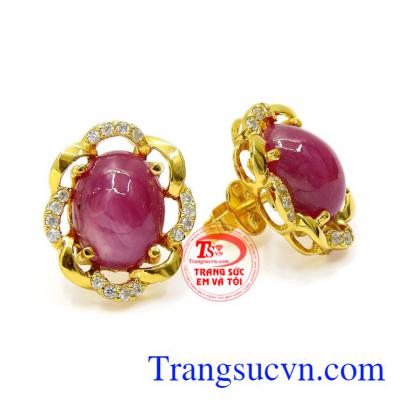 Đôi bông tai ruby được thiết kế sang trọng lấy cảm hứng từ những bông hoa dưới ánh nắng sớm mai mang lại vẻ sang trọng, quyền quý cho phái đẹp. Hoa tai Ruby sao tinh tế