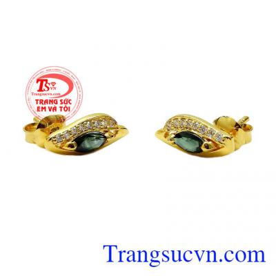 Sự phối hợp giữa vàng tây 14k và đá quý Sapphire thiên nhiên đã được kiểm định làm đôi khuyên tai càng thêm nổi bật,Hoa tai Sapphire sang trọng