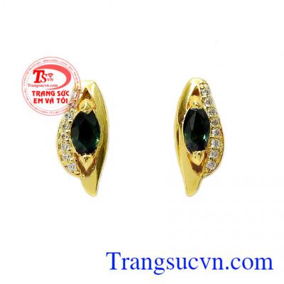 Hoa tai Sapphire sang trọng được chế tác tỉ mỉ mang lại sự nữ tính và quý phái cho sản phẩm,Hoa tai Sapphire sang trọng