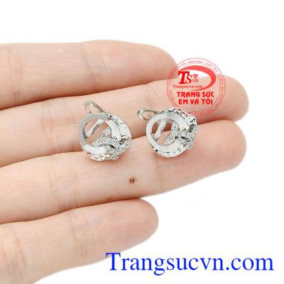 Sản phẩm chế tác từ vàng tây 18k bền đẹp, thích hợp với nhiều kiểu trang phục. Hoa tai vàng trắng cao cấp
