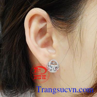 Với các chị em phụ nữ, hoa tai là món đồ trang sức không thể thiếu giúp phái nữ trở nên cuốn hút hơn. Hoa tai vàng trắng cao cấp.