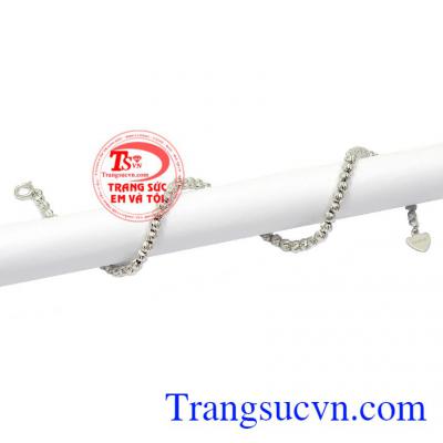 Các đường nét được làm tỉ mỉ, phay sáng bóng, giúp cho sản phẩm càng thu hút hơn,Lắc bi vàng trắng tinh tế