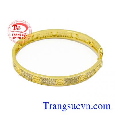 Sản phẩm được nhập khẩu hoàn toàn từ Hàn Quốc, với kiểu dáng hiện đại hợp thời trang,Vòng tay nữ Catier vàng màu