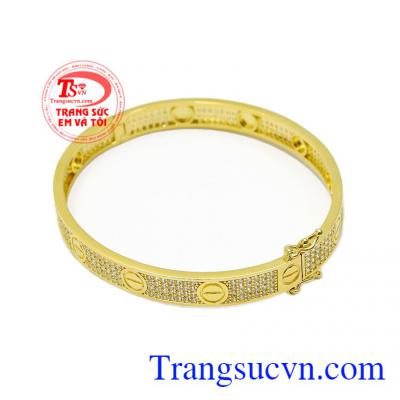 Các chi tiết biểu tượng của thương hiệu kết hợp cùng hàng chục viên đá Cz nhỏ kết cùng làm tăng sự nổi bật,Vòng tay nữ Catier vàng màu