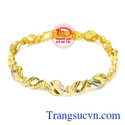 Lắc tay nữ kiểu cách được chế tác tỉ mỉ từng đường nét mềm mại tạo lên vẻ nữ tính cho phái đẹp.