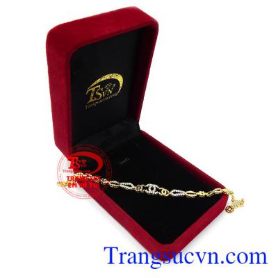 Lắc tay vàng thương hiệu uy tín, dễ dàng kết hợp với nhiều loại trang phục khác nhau.