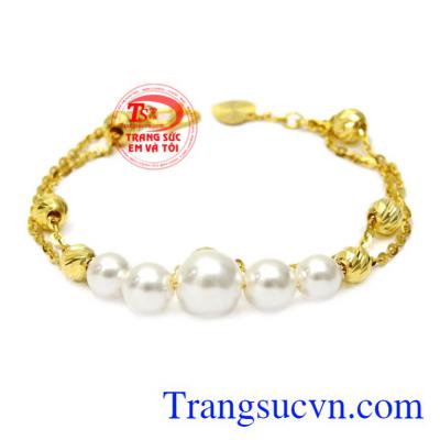 Lắc tay nữ vàng duyên dáng được chế tác vô cùng tinh xảo, phay sáng lấp lánh.