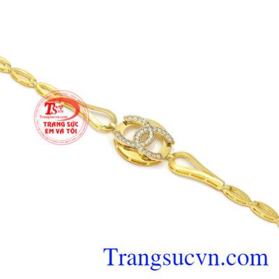 Sản phẩm là sự lựa chọn hoàn hảo dành cho những cô nàng yêu thích sự trẻ trung, phong cách. Lắc tay nữ vàng hiện đại
